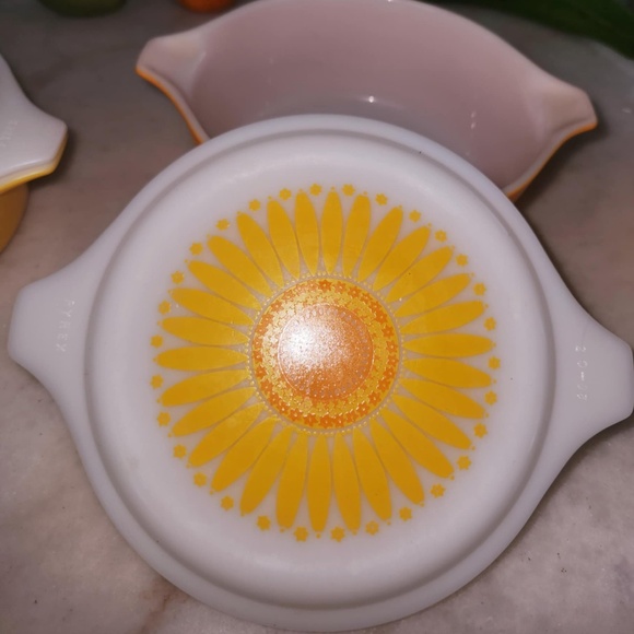 Vintage Pyrex Daisy Pattern casserole dishes - Picture 3 of 7